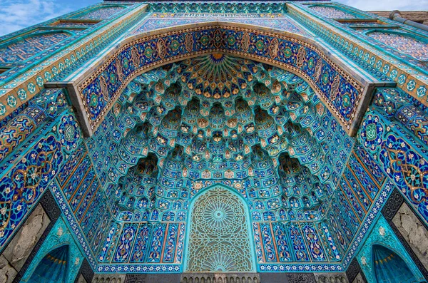 Mozaiková Výzdoba Vchodu Jednoho Portálu Mešitě Petrohradu Rusku Jeho Minarety — Stock fotografie