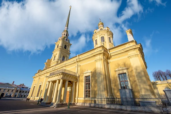 俄罗斯圣彼得堡彼得和保罗要塞的东正教彼得和保罗大教堂 它是罗曼诺夫王朝俄国皇帝的坟墓 — 图库照片