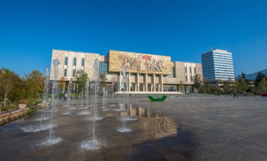 Tiran, Arnavutluk - 17 Ekim 2018: Yeni şehir merkezi Skanderbeg Meydanı. Başkentteki Ulusal Tarih Müzesi. Gün görünümü.
