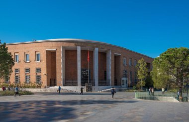 TİRAN, ALBANIA - 19 Ekim 2019: Arnavutluk Merkez Bankası (Bankes se Shqiperise) binası. Gün ışığı. Ana karargah.