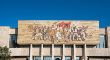 Tiran, Arnavutluk - 17 Ekim 2018: Yeni şehir merkezi Skanderbeg Meydanı. Başkentteki Ulusal Tarih Müzesi. Gün görünümü.