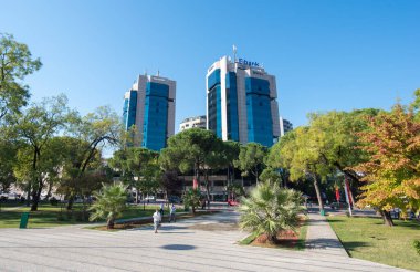 TİRAN, ALBANIA - 19 Ekim 2018: Şehitler Bulvarı 'ndaki Tiran İkiz Kuleler kompleksi (Bulevardi Deshmoret e Kombit). Fibank (ilk yatırım bankası) ve Societe genel binası 