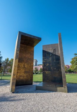 TİRAN, ALBANIA - 19 Ekim 2019: MEMORIAL DE L 'INDEPENDANCE (MEMORIALI PAVARESISE) veya HAYATLARIN ANISI. Bu heykel Rinia Park 'a monte edildi.