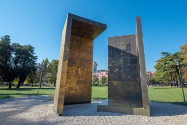 TİRAN, ALBANIA - 19 Ekim 2019: MEMORIAL DE L 'INDEPENDANCE (MEMORIALI PAVARESISE) veya HAYATLARIN ANISI. Bu heykel Rinia Park 'a monte edildi.