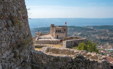 Kruje, Arnavutluk - 19 Haziran 2019: Kruja, Arnavutluk 'taki Skanderbeg Müzesi. George Castriot 'un (Skanderbeg) binası. Kruje Kalesi ve Kalesi 