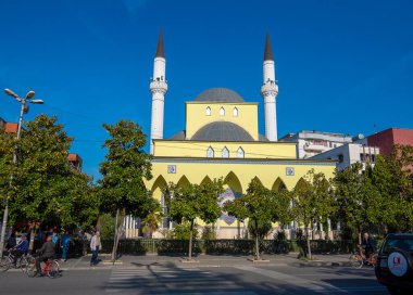 SHKODER, ALBANIA - 14 Ekim 2019 - Arnavutluk 'un kuzeyindeki Şkodra kentindeki Parruce Camii' nin duvarında İslami madalyalar