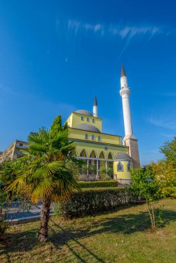 SHKODER, ALBANIA - 14 Ekim 2018 - Parruce Camii 'nin duvarında İslami süslemeler ve Arnavutluk' un kuzeyindeki Şkodra kentindeki güzel bahçe