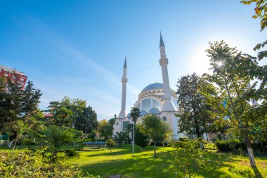 Şkoder 'deki Ebu Bekir Camii (Şeyh Abdullah Zamil veya Büyük Camii), Şkoder' deki Cemaat-i Şerif. Kasabanın merkezi, Shkodra. Yeşil manzara