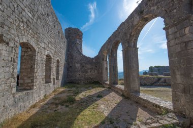 Rozafa Kalesi ve kalesi harabeleri, St. Stephan Kilisesi, Shkoder, Arnavutluk. Buna ve Drin nehirleriyle çevrili. En eski ve tarihî kasabanın yanı sıra önemli bir kültürel ve ekonomik merkez.