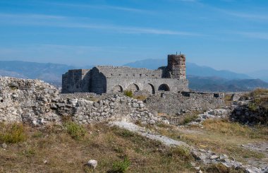 Rozafa Kalesi ve kalesi harabeleri, St. Stephan Kilisesi, Shkoder, Arnavutluk. Buna ve Drin nehirleriyle çevrili. En eski ve tarihî kasabanın yanı sıra önemli bir kültürel ve ekonomik merkez.