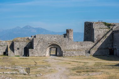 Rozafa Kalesi ve kalesi harabeleri, St. Stephan Kilisesi, Shkoder, Arnavutluk. Buna ve Drin nehirleriyle çevrili. En eski ve tarihî kasabanın yanı sıra önemli bir kültürel ve ekonomik merkez.