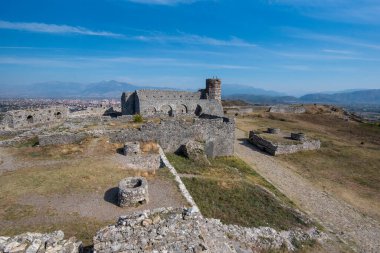 Rozafa Kalesi ve kalesi harabeleri, St. Stephan Kilisesi, Shkoder, Arnavutluk. Buna ve Drin nehirleriyle çevrili. En eski ve tarihî kasabanın yanı sıra önemli bir kültürel ve ekonomik merkez.