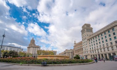 Barselona, İspanya - 27 Kasım 2019: Barcelona şehir merkezi olarak kabul edilen ünlü Placa de Catalunya (Katalonya Meydanı) meydanındaki insanlar. en güzel kare 
