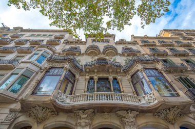 Barselona, İspanya - 27 Kasım 2019: Barcelona şehir merkezindeki eski evin dışı. Casa Lleo Morera, Katalanlı ünlü mimar Domenech i Montaner tarafından tasarlanmış bir binadır.