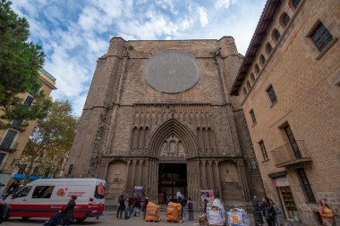 Barcelona, İspanya - 15.06.19: Santa Maria del Pi Bazilikasının ön cephesi, 15. C. Gotik kilise yayanın yanındaki La Rambla. Rose 'un penceresi restorasyon nedeniyle kapalıydı. Şehrin ana simgesi..