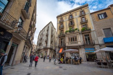 Barcelona, İspanya - 15.06.19: Barcelona 'nın Gotik semtindeki rastgele cadde - mimarisi ve sanat atmosferiyle önemli bir yer tutar. Şehirdeki en iyi turistik bölge..