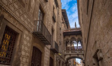 Barcelona, İspanya - 15.06.19: El Pont del Bisbe (Bishops Köprüsü), Gotik bölgede 1929 yılında sergi için inşa edilen ünlü manzara, Palau de la Generalitat ile La Casa dels Canonges arasında bağlantı kurar..