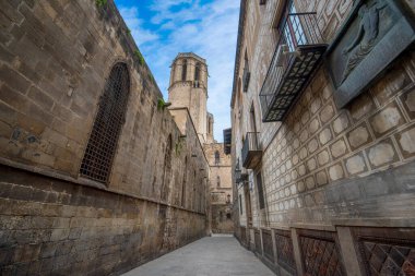 Barcelona, İspanya - 15.06.19: Barcelona 'nın Gotik semtindeki rastgele cadde - mimarisi ve sanat atmosferiyle önemli bir yer tutar. Şehirdeki en iyi turistik bölge..