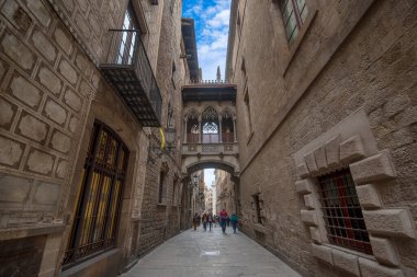 Barcelona, İspanya - 15.06.19: El Pont del Bisbe (Bishops Köprüsü), Gotik bölgede 1929 yılında sergi için inşa edilen ünlü manzara, Palau de la Generalitat ile La Casa dels Canonges arasında bağlantı kurar..