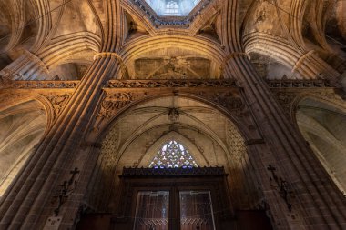 Barcelona, İspanya - 15 Kasım 2019: Barcelona Katedrali 'nin iç ve mimari unsurları - Santa Cruz Katedrali y Santa Eulalia (Kutsal Haç ve Aziz Eulalia). Tavan
