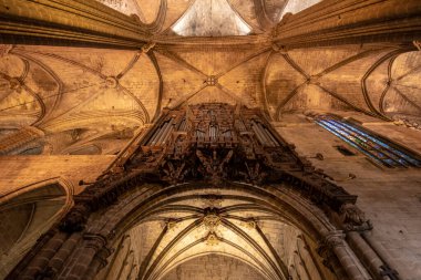 Barcelona, İspanya - 15 Kasım 2019: Barcelona Katedrali 'nin iç ve mimari unsurları - Santa Cruz Katedrali y Santa Eulalia (Kutsal Haç ve Aziz Eulalia). Tavan