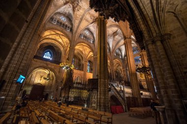 Barcelona, İspanya - 15 Kasım 2019: Barcelona Katedrali 'nin iç ve mimari unsurları - Santa Cruz Katedrali y Santa Eulalia (Kutsal Haç ve Aziz Eulalia). Tavan