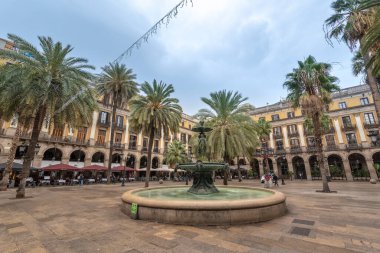 Barselona, İspanya - 15 Haziran 2019: Plaza Real - Meydanı, merkezinde Gaudi ve Üç Zarafet Çeşmesi tarafından dizayn edilen fenerler