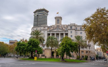 Barcelona, İspanya - 15 Haziran 2019: La Rambla 'nın alt ucunda bulunan askeri üssün inşası Kolomb Anıtı' ndan ve bir ofis gökdeleni Yapıcı Kolonu 'ndan (Torre Maritima) görülmektedir.)