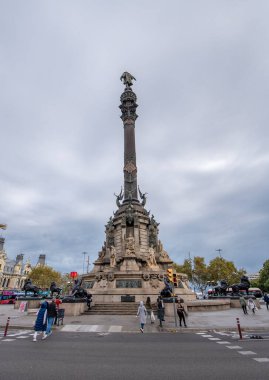 Barcelona, İspanya - 15 Haziran 2019: Kolomb Anıtı veya Kolon (Mirador de Colom), Kristof Kolomb 'un Amerika' ya ilk yolculuğu onuruna 60 metre uzunluğunda bir anıttır.