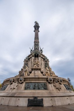 Barcelona, İspanya - 15 Haziran 2019: Kolomb Anıtı veya Kolon (Mirador de Colom), Kristof Kolomb 'un Amerika' ya ilk yolculuğu onuruna 60 metre uzunluğunda bir anıttır.