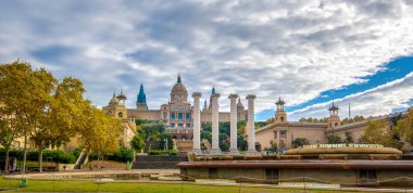 Barselona, İspanya. Montjuic Dağı 'ndaki Plaza de Espanya ve Palau de Montjuich Katalonya Ulusal Sanat Müzesi' nde manzara. The Palau Nacional 