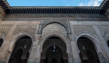 FES, MOROCCO - 22.01.2020: İç mekandaki Madrasa Bou Inania (Medersa el Bouanania), Marinid mimarisinin mükemmel bir örneği olarak kabul edilmektedir. Fez 'den Souk Medina, Fes el Bali
