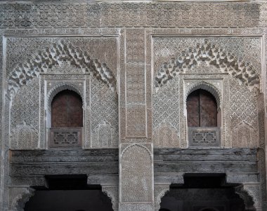 FES, MOROCCO - 22.01.2020: İç mekandaki Madrasa Bou Inania (Medersa el Bouanania), Marinid mimarisinin mükemmel bir örneği olarak kabul edilmektedir. Fez 'den Souk Medina, Fes el Bali