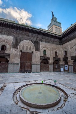 FES, MOROCCO - 22.01.2020: İç mekandaki Madrasa Bou Inania (Medersa el Bouanania), Marinid mimarisinin mükemmel bir örneği olarak kabul edilmektedir. Fez 'den Souk Medina, Fes el Bali