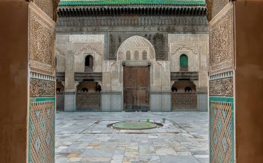 FES, MOROCCO - 22.01.2020: İç mekandaki Madrasa Bou Inania (Medersa el Bouanania), Marinid mimarisinin mükemmel bir örneği olarak kabul edilmektedir. Fez 'den Souk Medina, Fes el Bali