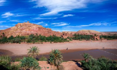 Ait Ben Haddou (Ait Benhaddou), eski karavan rotasında güçlendirilmiş bir şehirdir. Ouarzazate, Sahra Çölü ve Fas 'taki Marakeş yakınlarında. Güçlendirilmiş köy çarı. UNESCO 'nun dünya mirası. Panorama