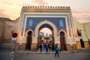 Fas 'tan. Mavi Kapı ya da Bab Bou Jeloud Kuzey Afrika 'nın tarihi kenti Fez' deki eski şehirde gün batımında. Eski Fes El Bali ve Medine, UNESCO 'ya Giriş