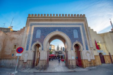 Fas 'tan. Tarihi şehir Fez 'in mavi kapısı veya Bab Bou Jeloud (Boujeloud). Eski Fes El Bali ve Medine, UNESCO 'ya Giriş