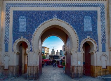 Fas 'tan. Tarihi şehir Fez 'in mavi kapısı veya Bab Bou Jeloud (Boujeloud). Eski Fes El Bali ve Medine, UNESCO 'ya Giriş