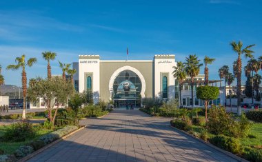 Fez, Fas - 27.11.2019: Gare de Fes Ville. Merkez Tren İstasyonu. Arap motifleri ve ana kapıda büyük bir cam saatle. ONCF