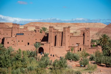 Ait Ben Haddou (Ait Benhaddou), eski karavan rotasında güçlendirilmiş bir şehirdir. Ouarzazate, Sahra Çölü ve Fas 'taki Marakeş yakınlarında. Güçlendirilmiş köy çarı. UNESCO 'nun dünya mirası. Panorama