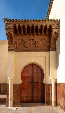 Geleneksel Fas tarzı bir antik ahşap giriş kapısı tasarımı. Eski Medine 'de. Tipik, eski, karmaşık bir şekilde oyulmuş, çivili, Fas riad kapısı.