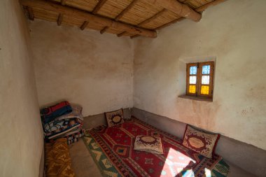 Ait Ben Haddou, Fas - 18 Şubat 2019: Ait Benhaddou 'nun Ksar' ı içindeki Berber Evi - Sahra ve Marakeş arasındaki eski karavan rotası üzerinde güçlendirilmiş şehir. UNESCO 