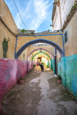 Meknes, Fas - 08 Aralık 2019: Meknes Medine manzarası. Meknes, UNESCO 'nun dünya mirası listesinde yer alan bir şehirdir. 11. yüzyılda Almoravidler tarafından kurulmuş bir şehir. Sokak yok. 