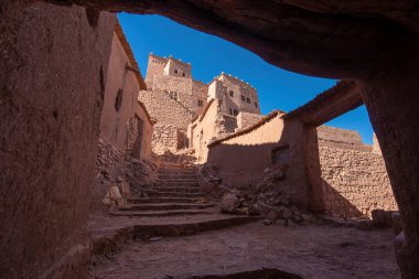 Ait Ben Haddou, Fas. Ait Benhaddou 'nun Ksar' ı - Fas 'ta Sahra ve Marakeş arasındaki eski kervan rotasında güçlendirilmiş şehir (ighrem). UNESCO Dünya Mirası.