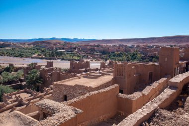 Ait Ben Haddou, Fas. Ait Benhaddou 'nun Ksar' ı - Fas 'ta Sahra ve Marakeş arasındaki eski kervan rotasında güçlendirilmiş şehir (ighrem). UNESCO Dünya Mirası.