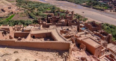 Ait Ben Haddou, Fas. Ait Benhaddou 'nun Ksar' ı - Fas 'ta Sahra ve Marakeş arasındaki eski kervan rotasında güçlendirilmiş şehir (ighrem). UNESCO Dünya Mirası.