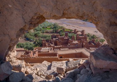 Ait Ben Haddou, Fas. Ait Benhaddou 'nun Ksar' ı - Fas 'ta Sahra ve Marakeş arasındaki eski kervan rotasında güçlendirilmiş şehir (ighrem). UNESCO Dünya Mirası.
