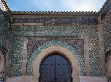 Meknes, Fas. Bab el-Mansour kapısı (Bab Mansour Laleuj) El Hedim Meydanı 'nda çok etkileyici zellij (mozaik seramik fayanslar) ile dekore edilmiştir. Eski şehrin girişi.