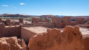 Ait Ben Haddou, Fas. Ait Benhaddou 'nun Ksar' ı - Fas 'ta Sahra ve Marakeş arasındaki eski kervan rotasında güçlendirilmiş şehir (ighrem). UNESCO Dünya Mirası.